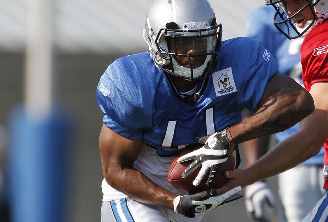 ALLEN PARK, MI - AUGUST 05:  Jahvid Best #44 of the Detroit Lions takes a hand off during training camp at the Detroit Lions Headquarters and Training Facility on August 5, 2010 in Allen Park, Michigan.  (Photo by Gregory Shamus/Getty Images)