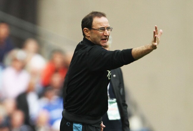 LONDON, ENGLAND - APRIL 10:  Aston Villa manager Martin O'Neill shouts orders to his team during the FA Cup sponsored by E.ON Semi Final match between Aston Villa and Chelsea at Wembley Stadium on April 10, 2010 in London, England.  (Photo by Clive Rose/Getty Images)