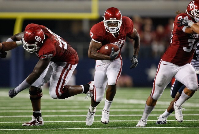 ARLINGTON, TX - SEPTEMBER 05:  Running back DeMarco Murray #7 of the Oklahoma Sooners at Cowboys Stadium on September 5, 2009 in Arlington, Texas.  (Photo by Ronald Martinez/Getty Images)