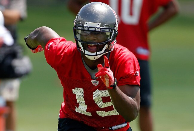 TAMPA, FL - MAY 01:  Receiver Mike Williams #19 of the Tampa Bay Buccaneers runs during the Buccaneers Rookie mini camp at One Buccaneer Place on May 1, 2010 in Tampa, Florida.  (Photo by J. Meric/Getty Images)