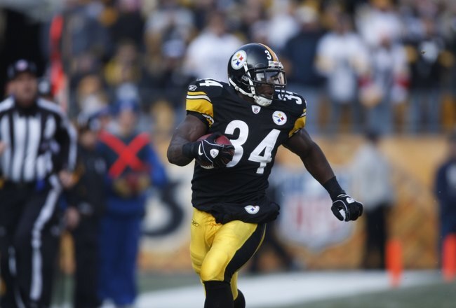 PITTSBURGH - DECEMBER 06:  Rashard Mendenhall #34 of the Pittsburgh Steelers carries the ball during the game against the Oakland Raiders on December 6, 2009 at Heinz Field in Pittsburgh, Pennsylvania.  (Photo by Gregory Shamus/Getty Images)
