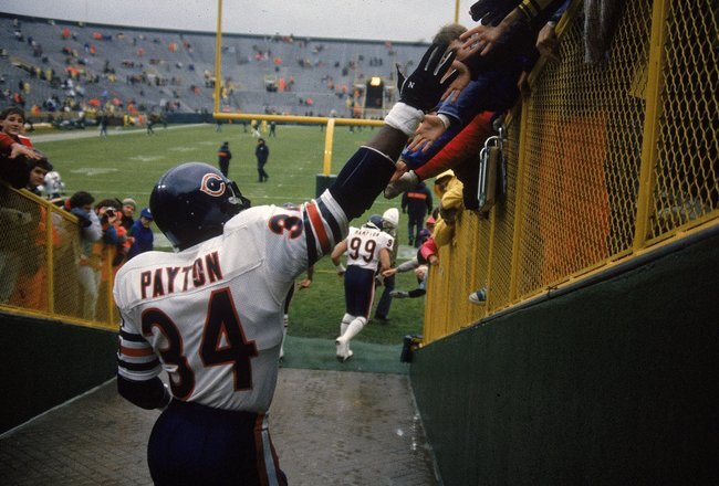 21 May 1999: Walter Payton #34 of the Chicago Bears shakes hands with fans before a game against the Green Bay Packers in Green Bay, Wisconsin.