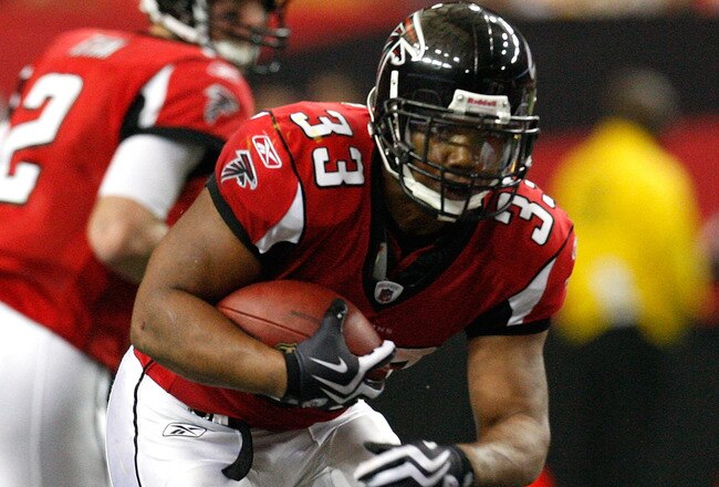 ATLANTA - NOVEMBER 08:  Michael Turner #33 of the Atlanta Falcons rushes upfield against the Washington Redskins at Georgia Dome on November 8, 2009 in Atlanta, Georgia.  (Photo by Kevin C. Cox/Getty Images)
