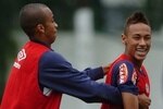 Wesley-e-neymar-brincam-em-treino-do-santos-1282079527846_300x230_crop_150x100