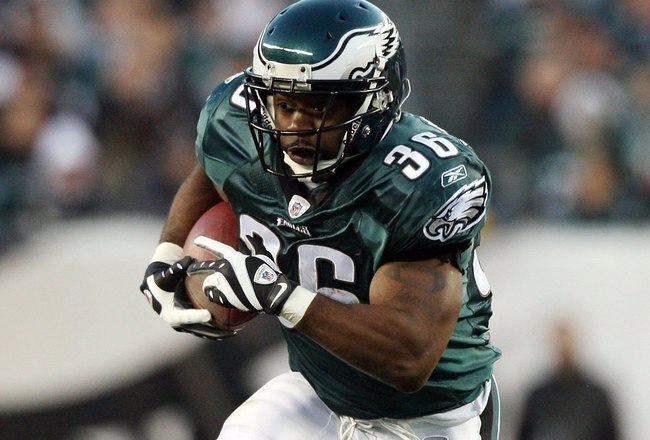 PHILADELPHIA - DECEMBER 27:  Brian Westbrook #36 of the Philadelphia Eagles runs the ball against the Denver Broncos on December 27, 2009 at Lincoln Financial Field in Philadelphia, Pennsylvania. The Eagles defeated the Broncos 30-27.  (Photo by Jim McIsaac/Getty Images)