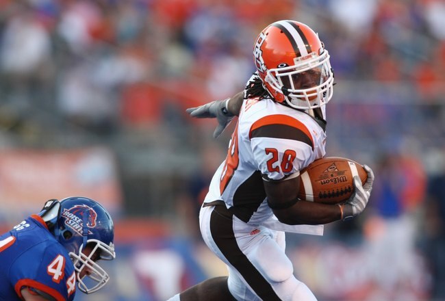 BOISE , ID - SEPTEMBER 13:  Willie Geter #28 of the Bowling Green Falcons runs the ball against the Boise State Broncos at Bronco Stadium on September 13, 2008 in Boise, Idaho.  (Photo by Jonathan Ferrey/Getty Images)