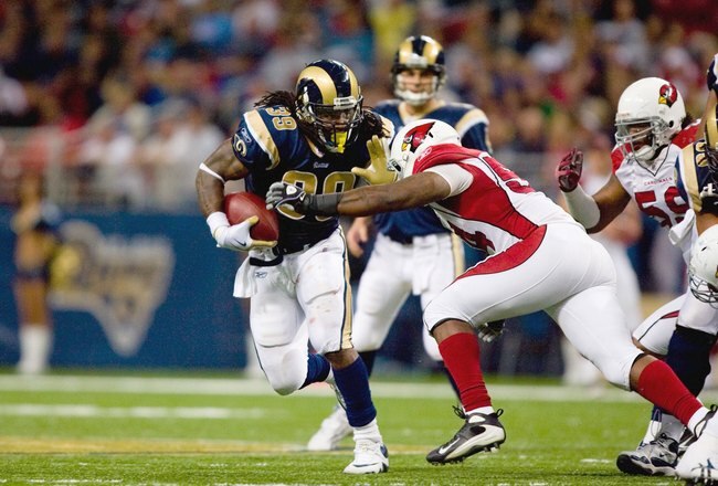 ST. LOUIS - NOVEMBER 22:  Steven Jackson #39 of the St. Louis Rams carries the ball against the Arizona Cardinals at the Edward Jones Dome on November 22, 2009 in St. Louis, Missouri. The Cardinals beat the Rams 21-13. (Photo by Dilip Vishwanat/Getty Images)