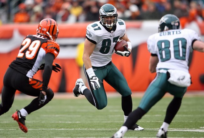CINCINNATI - NOVEMBER 16:  Brent Celek #87 of the Philadelphia Eagles runs with the ball during the NFL game against the Cincinnati Bengals at Paul Brown Stadium on November 16, 2008 in Cincinnati, Ohio. The Eagles and Bengals played to a 13-13. (Photo by Andy Lyons/Getty Images)