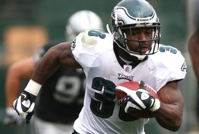 OAKLAND, CA - OCTOBER 18:  Brian Westbrook #36 of the Philadelphia Eagles in action against the Oakland Raiders during an NFL game at the Oakland-Alameda County Coliseum on October 18, 2009 in Oakland, California. California.  (Photo by Jed Jacobsohn/Getty Images)