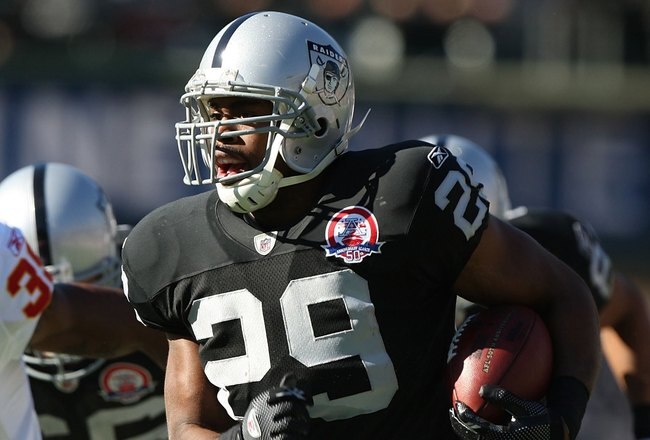 OAKLAND, CA - NOVEMBER 15:  Michael Bush #29 of the Oakland Raiders runs against the Kansas City Chiefs during an NFL game at Oakland-Alameda County Coliseum on November 15, 2009 in Oakland, California.  (Photo by Jed Jacobsohn/Getty Images)