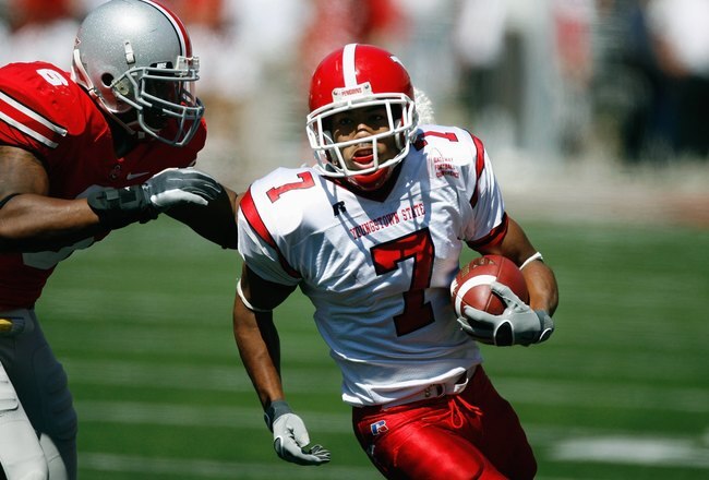 COLUMBUS, OH - SEPTEMBER 01: Da'Michael Horne #7 of the Youngstown State Penguins carries the ball against Larry Grant #6 of the Ohio State Buckeyes on September 1, 2007 at Ohio Stadium in Columbus, Ohio.  The Buckeyes won 38-6. (Photo By Gregory Shamus/Getty Images)