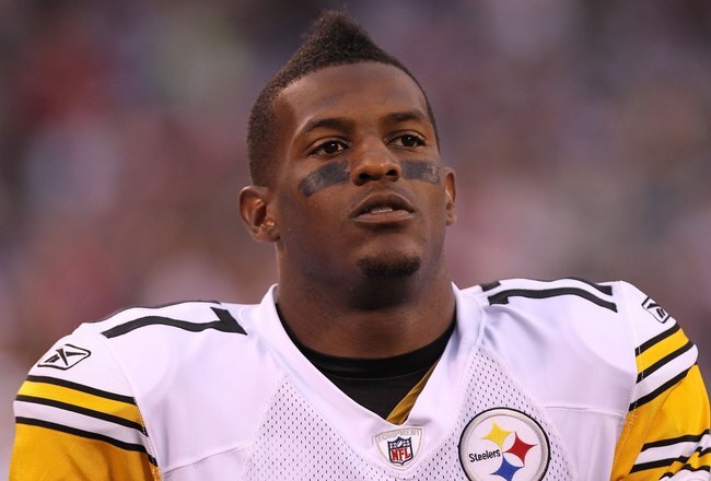 EAST RUTHERFORD, NJ - AUGUST 21:  Mike Wallace #17 of the Pittsburgh Steelers against the New York Giants during their preseason game at New Meadowlands Stadium on August 21, 2010 in East Rutherford, New Jersey.  (Photo by Nick Laham/Getty Images)