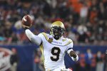 TAMPA, FL - NOVEMBER 28: Quarterback Josh Nesbitt #9 of the Georgia Tech Yellow Jackets releases a pass against the Clemson Tigers in the 2009 ACC Football Championship Game December 5, 2009 at Raymond James Stadium in Tampa, Florida.  (Photo by Al Messerschmidt/Getty Images)