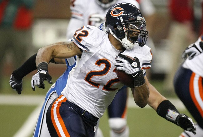 DETROIT - JANUARY 03: Matt Forte #22 of the Chicago Bears looks for running room during a first quarter run while playing the Detroit Lions on January 3, 2010 at Ford Field in Detroit, Michigan.  (Photo by Gregory Shamus/Getty Images)