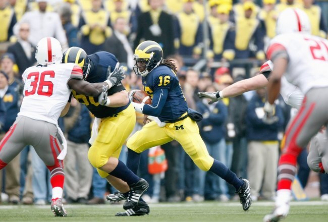 ANN ARBOR, MI - NOVEMBER 21: Denard Robinson #16 of the Michigan Wolverines carries the ball during the game against the Ohio State Buckeyes on November 21, 2009 at Michigan Stadium in Ann Arbor, Michigan. Ohio State won the game 21-10. (Photo by Gregory Shamus/Getty Images)
