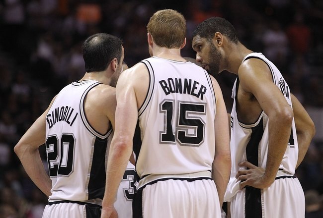 SAN ANTONIO - MAY 09:  Tim Duncan #21 and the San Antonio Spurs huddle in Game Four of the Western Conference Semifinals during the 2010 NBA Playoffs at AT&T Center on May 9, 2010 in San Antonio, Texas. NOTE TO USER: User expressly acknowledges and agrees that, by downloading and or using this photograph, User is consenting to the terms and conditions of the Getty Images License Agreement.  (Photo by Ronald Martinez/Getty Images)