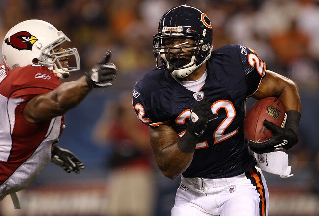 CHICAGO - AUGUST 28: Matt Forte #22 of the Chicago Bears runs past Paris Lenon #51 of the Arizona Cardinals during a preseason game at Soldier Field on August 28, 2010 in Chicago, Illinois. (Photo by Jonathan Daniel/Getty Images)