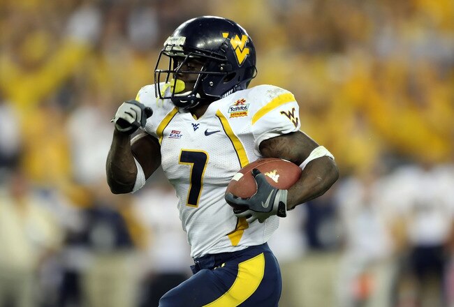 GLENDALE, AZ - JANUARY 02:  Running back Noel Devine #7 of the West Virginia Mountaineers runs for a 65-yard touchdown against the Oklahoma Sooners in the second half at the Tostito's Fiesta Bowl at University of Phoenix Stadium January 2, 2008 in Glendale, Arizona.  (Photo by Jed Jacobsohn/Getty Images)