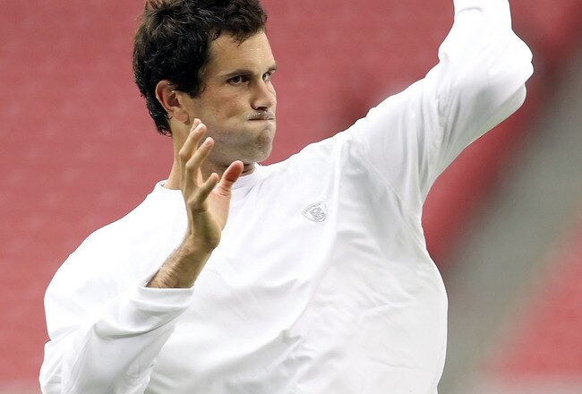 GLENDALE, AZ - AUGUST 14:  Quarterback Matt Leinart #7 of the Arizona Cardinals warms up before the preseason NFL game against the Houston Texans at the University of Phoenix Stadium on August 14, 2010 in Glendale, Arizona.  (Photo by Christian Petersen/Getty Images)