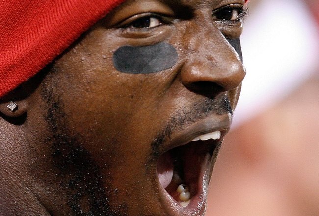 SAN FRANCISCO - AUGUST 29:  Linebacker Patrick Willis #52 of the San Francisco 49ers yawns during a preseason game against the San Diego Chargers on August 29, 2008 at Candlestick Park in San Francisco, California.  (Photo by Greg Trott/Getty Images)