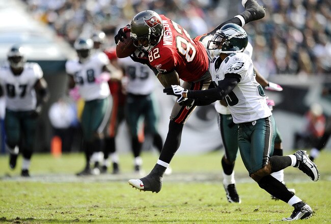 PHILADELPHIA - OCTOBER 11:  Kellen Winslow #82 of the Tampa Bay Buccaneers pulls in a pass in front of Macho Harris #35 of the Philadelphia Eagles  at Lincoln Financial Field on October 11, 2009 in Philadelphia, Pennsylvania.  (Photo by Jeff Zelevansky/Getty Images)
