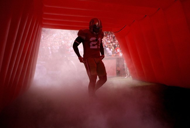SAN FRANCISCO - DECEMBER 14: Frank Gore #21 of the San Francisco 49ers is introduced against the Arizona Cardinals at Candlestick Park on December 14, 2009 in San Francisco, California. (Photo by Jed Jacobsohn/Getty Images)