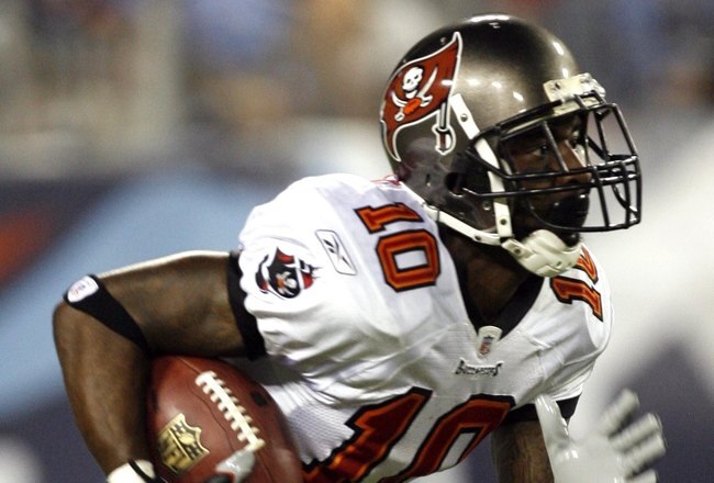 NASHVILLE, TN - AUGUST 15: Dexter Jackson #10 of the Tampa Bay Buccaneers runs back a kickoff against the Tennessee Titans during a preseason NFL game at LP Field on August 15, 2009 in Nashville, Tennessee. The Titans beat the Buccaneers 27-20. (Photo by Joe Murphy/Getty Images)
