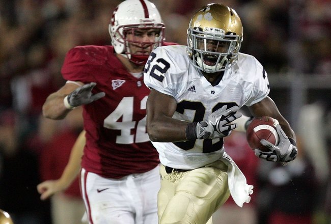 PALO ALTO, CA - NOVEMBER 28:  Theo Riddick #32 of the Notre Dame Fighting Irish runs with the ball during their game against the Stanford Cardinal at Stanford Stadium on November 28, 2009 in Palo Alto, California.  (Photo by Ezra Shaw/Getty Images)