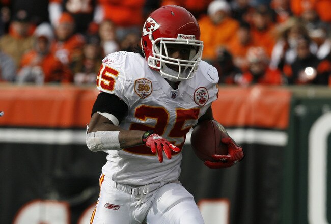 CINCINNATI - DECEMBER 27: Jamaal Charles #25 of the Kansas City Chiefs runs against the Cincinnati Bengals in their NFL game at Paul Brown Stadium December 27, 2009 in Cincinnati, Ohio.    (Photo by John Sommers II/Getty Images)