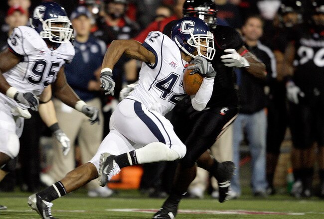 CINCINNATI - NOVEMBER 07:  Robert McClain #42 of the Connecticut Huskies runs for a touchdown against the Cincinnati Bearcats during the Big East Conference game at Nippert Stadium on November 7, 2009 in Cincinnati, Ohio.  (Photo by Andy Lyons/Getty Images)