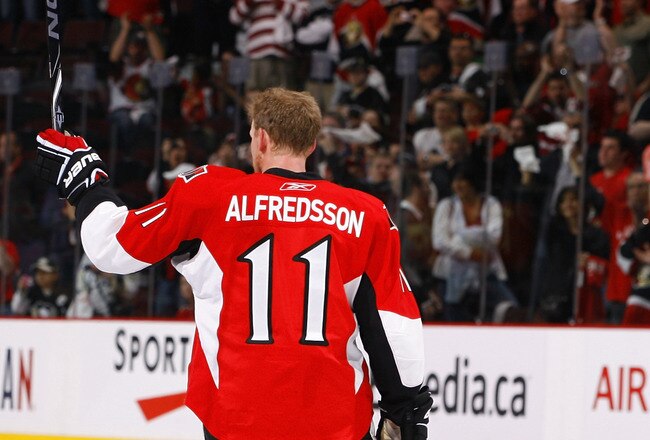 OTTAWA, ON - APRIL 24:  Daniel Alfredsson #11 of the Ottawa Senators salutes the crowd after an overtime loss to the Pittsburgh Penguins in Game 6 of the Eastern Conference Quaterfinals during the 2010 Stanley Cup Finals at Scotiabank Place on April 24, 2010 in Ottawa, Canada. The Pittsburgh Penguins defeated the Ottawa Senators 4-3 in overtime winning the series four games to two. (Photo by Phillip MacCallum/Getty Images)
