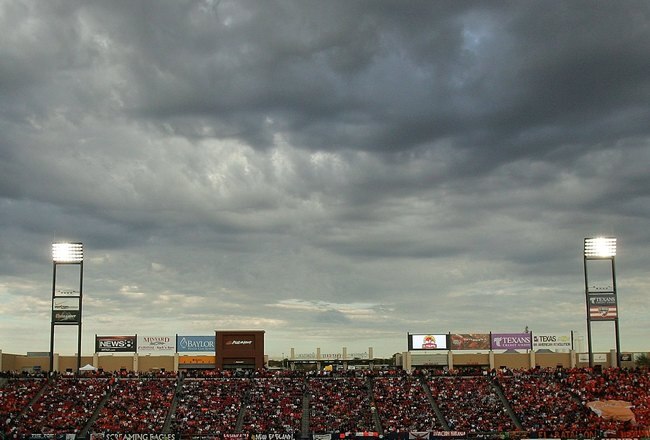 FRISCO, TX - NOVEMBER 12:  A general view of play between the Houston Dynamo and the New England Revolution with gray clouds overhead during the 2006 MLS Cup at Pizza Hut Park on November 12, 2006 in Frisco, Texas. (Photo by Ronald Martinez/Getty Images)