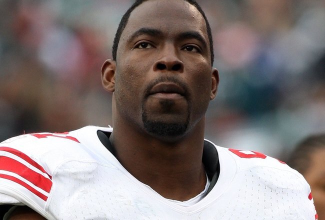 PHILADELPHIA - NOVEMBER 01:  Justin Tuck #91 of the New York Giants looks on against the Philadelphia Eagles on November 1, 2009 at Lincoln Financial Field in Philadelphia, Pennsylvania.  (Photo by Jim McIsaac/Getty Images)