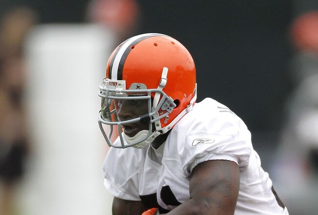 BEREA, OH - MAY 01:  Montario Hardesty #31 of the Cleveland Browns takes a hand off from Colt McCoy #12 during rookie mini camp at the Cleveland Browns Training and Administrative Complex on May 1, 2010 in Berea, Ohio.  (Photo by Gregory Shamus/Getty Images)