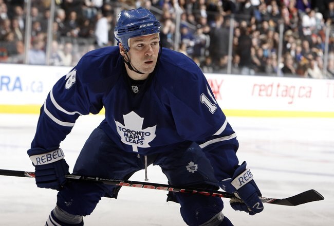 TORONTO - JANUARY 26:  Wayne Primeau #18 of the Toronto Maple Leafs gets ready for a face-off during the game against the Los Angeles Kings on January 26, 2010 at the Air Canada Centre in Toronto, Ontario, Canada. (Photo by Abelimages / Getty Images)