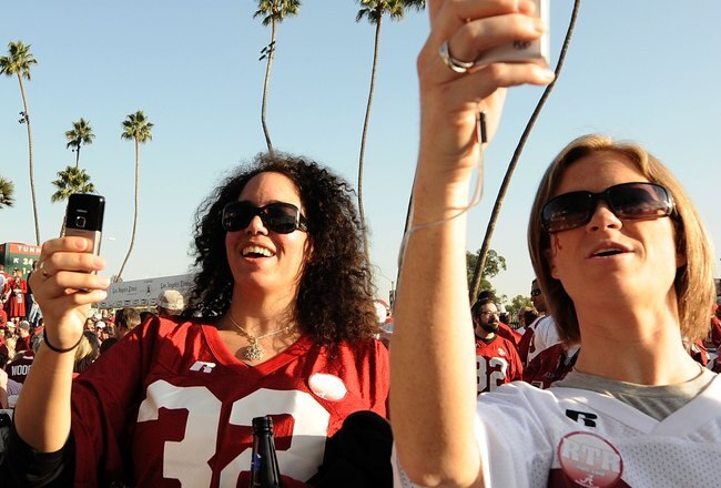 PASADENA, CA - JANUARY 07:  Fans of the Alabama Crimson Tide take pictures outside the Rose Bowl prior to the game against the Texas Longhorns in the Citi BCS National Championship game at the Rose Bowl on January 7, 2010 in Pasadena, California.  (Photo by Harry How/Getty Images)