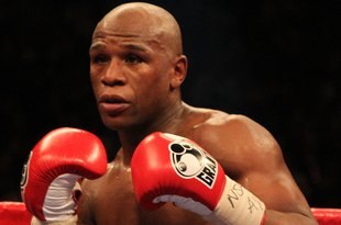 LAS VEGAS - MAY 01: Floyd Mayweather Jr. in action against Shane Mosley during their welterweight fight at the MGM Grand Garden Arena on May 1, 2010 in Las Vegas, Nevada. Mayweather Jr. defeated Mosley by unanimous decison.  (Photo by Jed Jacobsohn/Getty Images)