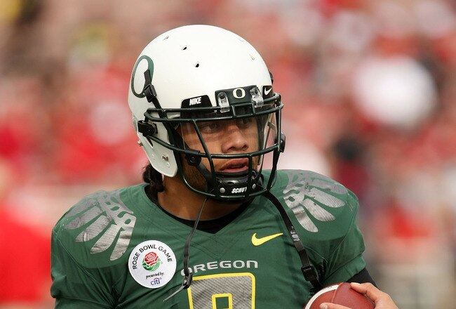 PASADENA, CA - JANUARY 01:  Quarterback Jeremiah Masoli #8 of the Oregon Ducks warms up prior to the game against the Ohio State Buckeyes at the 96th Rose Bowl game on January 1, 2010 in Pasadena, California.  (Photo by Stephen Dunn/Getty Images)