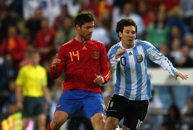 MADRID, SPAIN - NOVEMBER 14:  Lionel Messi of Argentina in action with Xabi Alonso of Spain during the friendly International football match Spain against Argentina at the Vicente Calderon stadium in Madrid, on November 14, 2009 in Madrid, Spain.  (Photo by Clive Brunskill/Getty Images)