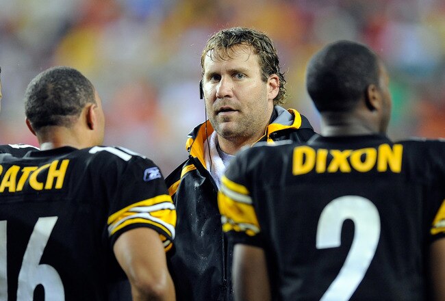 LANDOVER, MD - AUGUST 22:  Ben Roethlisberger #7 of the Pittsburgh Steelers talks to Charlie Batch #16 and Dennis Dixon #2 during the game against the Washington Redskins at Fed Ex Field on August 22, 2009 in Landover, Maryland.  (Photo by Greg Fiume/Getty Images)