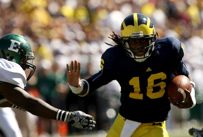 ANN ARBOR, MI - SEPTEMBER 19:  Quarterback Denard Robinson #16 of the Michigan Wolverines carries the ball on a 13 yard touchdown run in the fourth quarter against the Eastern Michigan Eagles at Michigan Stadium on September 19, 2009 in Ann Arbor, Michigan.  (Photo by Stephen Dunn/Getty Images)