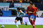 MADRID, SPAIN - NOVEMBER 14:  Lionel Messi (L) of Argentina is held back by Sergio Busquets of Spain  during the International friendly match between Argentina and Spain at the Vicente Calderon stadium on November 14, 2009 in Madrid, Spain.  (Photo by Denis Doyle/Getty Images)