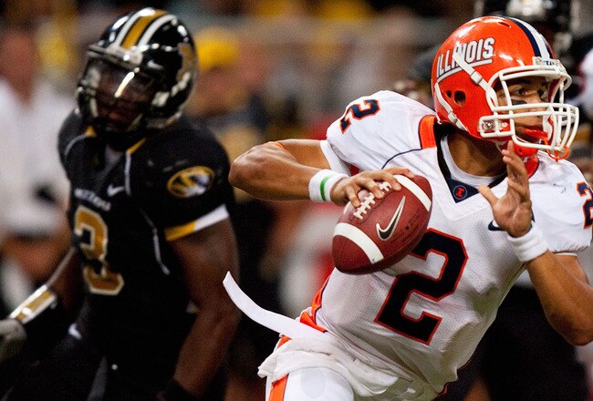ST. LOUIS - SEPTEMBER 4: Nathan Scheelhaase #2 of the University of Illinois Fighting Illini scrambles against the University of Missouri Tigers during the State Farm Arch Rivalry game on September 4, 2010 at the Edward Jones Dome in St. Louis, Missouri. The Tigers defeated the Fighting Illini 23-13.  (Photo by Dilip Vishwanat/Getty Images)