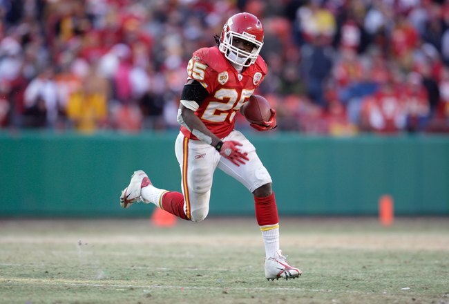 KANSAS CITY, MO - DECEMBER 20:  Jamaal Charles #25 of the Kansas City Chiefs runs with the ball for yardage during their NFL game against the Cleveland Browns on December 20, 2009 at Arrowhead Stadium in Kansas City, Missouri. The Browns defeated the Chiefs 41-34. (Photo by Jamie Squire/Getty Images)