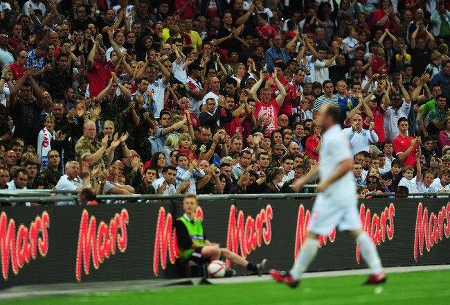 LONDON, ENGLAND - AUGUST 11:  Fans applaud Wayne Rooney of England as he walks off the pitch following his substitution during the International Friendly match between England and Hungary at Wembley Stadium on August 11, 2010 in London, England.  (Photo by Mike Hewitt/Getty Images)