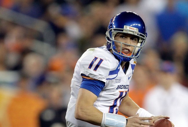 GLENDALE, AZ - JANUARY 04:  Quarterback Kellen Moore #11 of the Boise State Broncos passes the ball against the TCU Horned Frogs during the Tostitos Fiesta Bowl at the Universtity of Phoenix Stadium on January 4, 2010 in Glendale, Arizona.  (Photo by Jamie Squire/Getty Images)