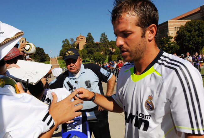 LOS ANGELES, CA - AUGUST 03:  Midfielder Rafael Van der Vaart #23 of Real Madrid greets fans before the start of training session on the campus of UCLA on August 3, 2010 in Los Angeles, California. Real Madrid will play Club America of Mexico in San Francisco, California, on August 4 and the Los Angeles Galaxy on August 7 at the Rose Bowl in Pasadena, California, during their pre-eason tour of USA.  (Photo by Kevork Djansezian/Getty Images)