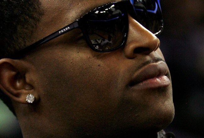 OAKLAND, CA - JANUARY 11:  San Francisco 49ers wide receiver Michael Crabtree watches the Cleveland Cavaliers play against the Golden State Warriors at Oracle Arena on January 11, 2010 in Oakland, California.  NOTE TO USER: User expressly acknowledges and agrees that, by downloading and/or using this Photograph, user is consenting to the terms and conditions of the Getty Images License Agreement.  (Photo by Ezra Shaw/Getty Images)