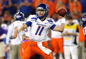 GLENDALE, AZ - JANUARY 04: Quarterback Kellen Moore #11 of the Boise State Broncos passes the ball against the TCU Horned Frogs during the Tostitos Fiesta Bowl at the Universtity of Phoenix Stadium on January 4, 2010 in Glendale, Arizona. (Photo by Jed Jacobsohn/Getty Images)