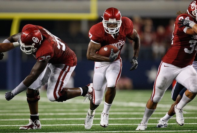 ARLINGTON, TX - SEPTEMBER 05:  Running back DeMarco Murray #7 of the Oklahoma Sooners at Cowboys Stadium on September 5, 2009 in Arlington, Texas.  (Photo by Ronald Martinez/Getty Images)